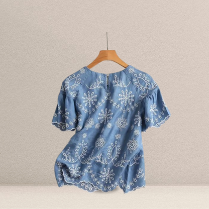 Blusa Jeans Bordada Floral – Delicadeza Artesanal com Estilo Atemporal